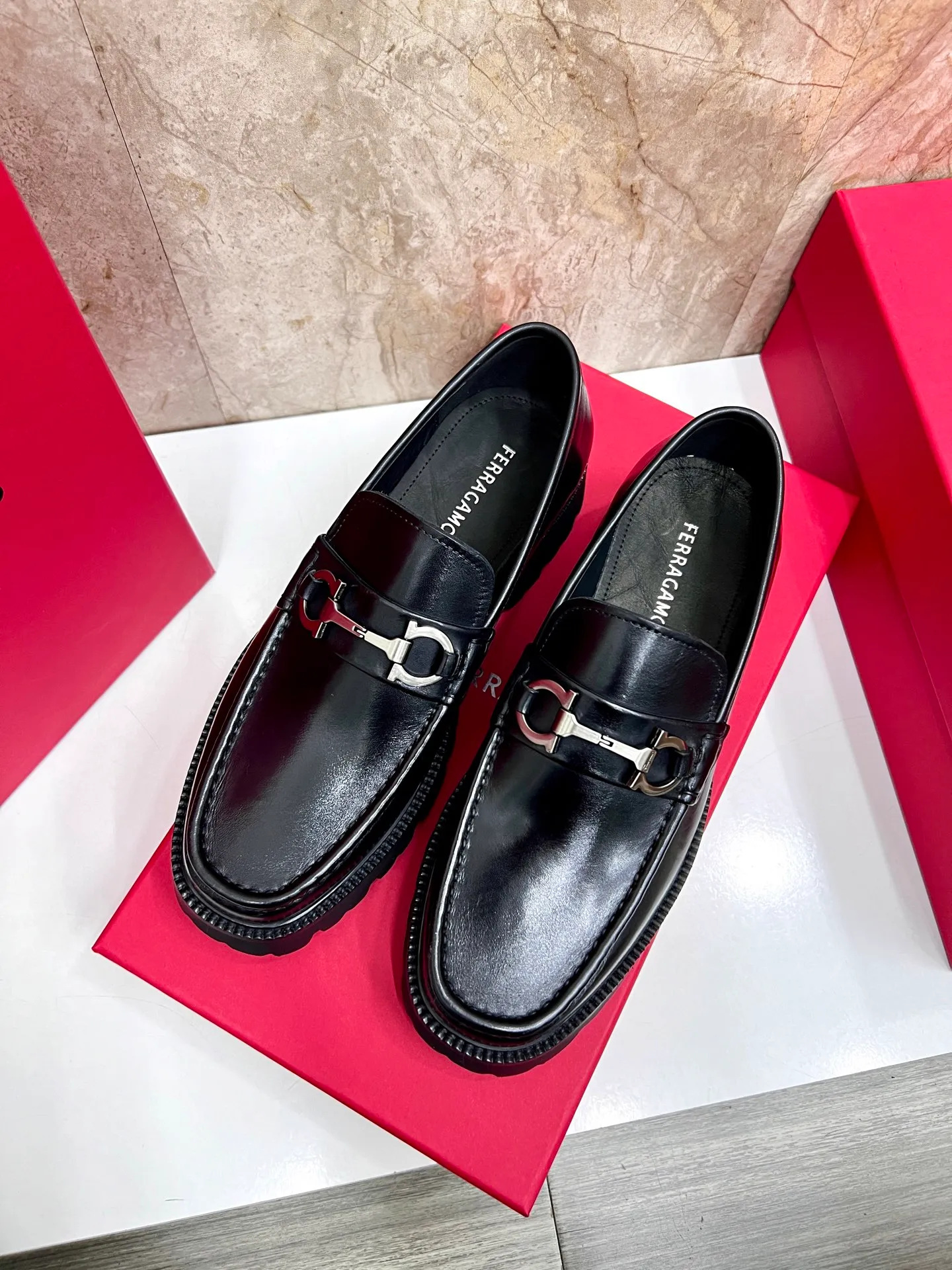 Original quality P580 Brand: Ferragamo Standard size: Men's size 38/44 (45.46 can be customized) Grade: Same style as the official website High-quality men's shoes Material: Customized first-layer calfskin with water-dyed cowhide lining Cowhide tiptoe Original non-slip and wear-resistant rubber outsole Style category: Men's formal business leather shoes are young and fashionable European and American trends British style Casual matching and comfortable feet Color: actual picture